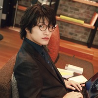 Aぇ! group佐野晶哉、“残業クリスマス”グラビア登場「Q＆A36」も掲載 画像