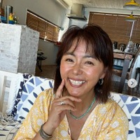 田中律子、沖縄の離島で圧巻美脚披露「長さが異次元」「スタイル抜群」 画像