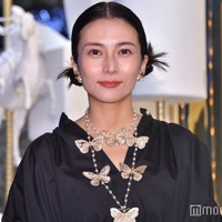 柴咲コウ、素肌際立つノースリーブ姿に反響「圧倒的な美しさ」「クールビューティー」 画像