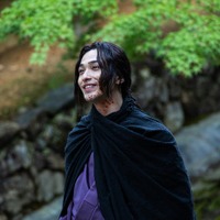 横浜流星、岡田准一主演「イクサガミ」サプライズ出演決定 血飛沫浴びながら笑み浮かべる場面写真解禁 画像