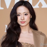 TWICEツウィ、クリスタルドレスから美デコルテ見せ 変わらない自分らしさは「揺るぎない自信」【マックスマーラ“THE CAMEL, timeless”】 画像