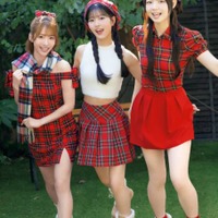 AKB48平田侑希&八木愛月&大賀彩姫、おなじみ“赤チェック”衣装でにっこり！グループ20周年のメモリアルSHOT 画像