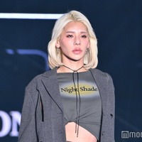 とうあ、美スタイル際立つオフショルミニワンピ×赤タイツの秋コーデ公開「センス抜群」「スタイルが神」の声 画像