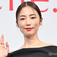 MEGUMI、パリで美脚際立つブラックコーデ披露「色っぽい」「スタイル抜群」と反響 画像