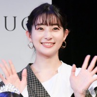足立梨花、美脚際立つミニボトムコーデ「はしゃいでて可愛い」「スタイル抜群」と反響 画像
