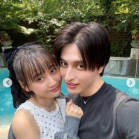 カップルYouTuber、9月にプロポーズしていた スイスでの2ショットに「映画のよう」「美男美女でお似合い」と反響 画像