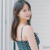 永尾まりや、ミニスカコーデで美脚全開「惚れる」「脚のラインが完璧」 画像
