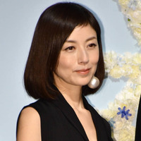 高岡早紀、“似合うものは変わる”50代からのファッション＆ヘアのこだわり「綺麗めファッションが多くなった」 画像