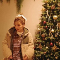 宇野実彩子、アップヘア×もこもこボアコーデに絶賛の声「かわいすぎる」「こんなママになりたい」 画像