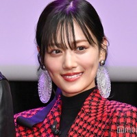 山下美月、眼鏡＆膝上丈コーデ披露「脚長い」「かっこいい」と反響 画像