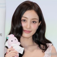 TWICEジヒョ、脚線美際立つ肌見せブラックコーデが話題「大人っぽくて見惚れる」「目が離せない」 画像