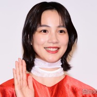 のん、大胆アシンメトリーミニスカ姿披露「普段とのギャップがいい」「かっこ可愛い」の声 画像