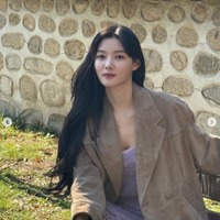 「マイ・デーモン」キム・ユジョン、胸元大胆開放ウェディングドレス姿披露「美しい」「憧れのスタイル」の声 画像