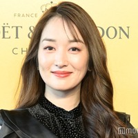 高梨臨、競馬場で背中大胆開きドレス姿披露「見惚れてしまう」「スタイル抜群で完璧」と反響 画像