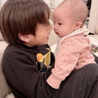 辻希美、“癒しの2人”三男＆次女のふれあいSHOTにメロメロ「可愛すぎて胸痛いぃ～」 画像