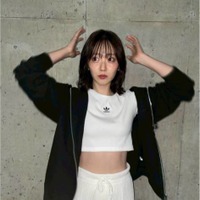 鈴木愛理、ほっそりお腹見せのスポーティーコーデに絶賛の声「スタイル良すぎる」「足、長っ！！！」 画像