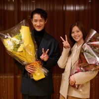 Snow Man岩本照＆白石麻衣、恋の最重要シーンで「恋する警護24時 season2」クランクアップ 監督と熱い抱擁交わす 画像