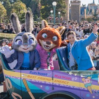 上戸彩、ディズニーランドにサプライズ登場 SPグリーティングに歓声 画像