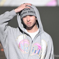 「今日好き」MON7A（もんた）、ニット帽で印象チェンジ 頬に星シールのY2Kコーデ【TGC広島2025】 画像