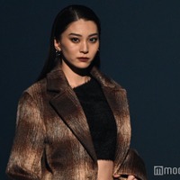 GENIC金谷鞠杏、オールバックヘアで「TGC広島」初ランウェイ ショートパンツからスラリ美脚【TGC広島2025】 画像