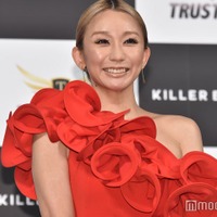 倖田來未“超ミニ”＆ブーツで大人のストリートコーデ「鍛えられた綺麗な脚」「最強に可愛い」の声 画像