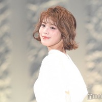 美人インフルエンサー「ママとペアルックみたいに」母親との2ショット公開「双子に見える」「親子でスタイル抜群」と反響 画像