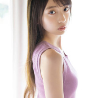 乃木坂46矢田萌華、すらり美腕が際立つノースリーブSHOT！“クリスマス”をテーマにグラビア披露 画像