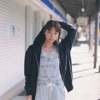 鳴海唯、飾らず自然体の姿見せる 季刊ZINE企画「Magic hour」スタート【コメント】 画像