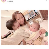 辻希美、次女の生後4ヶ月を報告！三男も一緒にパシャリ「しかもー寝返りしたーのぉ」 画像