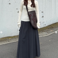 ひとクセリブニットが主役。 アウターの下に着こなしたい大人のきれいめスタイル 【40代の毎日コーデ】 画像