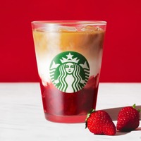 スタバ新作「ジョイフルメドレー 苺 ミルク ティー」ごろっと苺とホリデーらしい色味際立つ一杯 画像