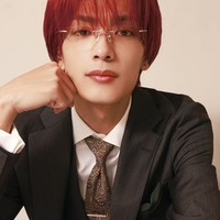 なにわ男子・高橋恭平、スーツ姿で美麗な表情 “会社の同僚”テーマにグラビア＆30の質問にも回答 画像