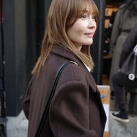 新山千春、書道ショットに絶賛の声「字綺麗」「姿勢良くて素敵」 画像