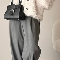 羽織るだけで旬の着こなしが完成。シャギーファーアウターを大人っぽく着こなすコツとは【40代の毎日コーデ】 画像