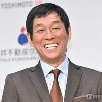 明石家さんま、長男・二千翔さんの結婚式3ショットが話題「貴重」「格好良い父親」 画像