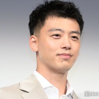 竹内涼真、金髪ロン毛パーマで雰囲気ガラリ「ギャップがすごい」「大人の色気」と注目集まる 画像