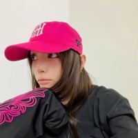 浜崎あゆみ、鮮やかなピンクが目を惹くコーデに「あゆー！！！って感じで好き」「めちゃ最高」の声 画像