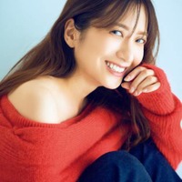 元日テレアナの笹崎里菜、赤ニットから肩がチラリ！ピラティスで鍛えた美ボディを披露 画像