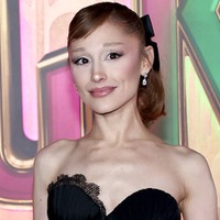 アリアナ・グランデ、胸元ざっくりドレス姿が話題「グリンダ感がすごい」「ゴージャス」 画像