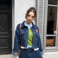 広島カープ小園海斗選手の妻・渡辺リサ、美肩輝くボーダートップス姿に反響「スタイル良すぎ」「大人可愛い」 画像