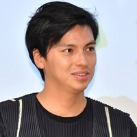 アレク、長男・長女・次女が揃ったほっこりSHOTに反響「激カワ」「可愛いチビーズ」 画像