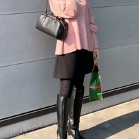 たまにはピンクも着こなしたい。 大人のためのショート丈ゆるニットスタイル【40代の毎日コーデ】 画像