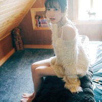 櫻坂46松田里奈、屋根裏部屋での“ふわふわニット”姿 1st写真集先行カット解禁【まつりの時間】 画像