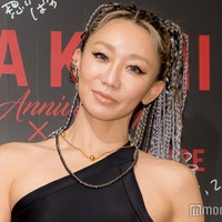 倖田來未、息子顔出しの家族3ショット公開「初めてお顔見た」「旦那さんそっくり」と注目集まる 画像