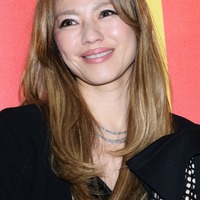 MAX・LINA、脚線美際立つミニスカタイツコーデ披露「憧れのスタイル」「美女オーラ凄い」と反響 画像