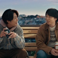 櫻井翔＆相葉雅紀、新CMで天海祐希オーナー店舗アルバイト 来客に「温めますか？」声かけ実践 画像