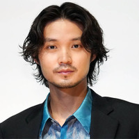 磯村勇斗、Snow Man深澤辰哉との笑顔2SHOTにファン歓喜「強火ふかたつ担」「愛強めで好き」 画像