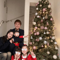 丸高愛実、夫・柿谷曜一朗＆3人の子供とパシャリ！クリスマスSHOT披露「喜ぶ姿が見られて幸せ」 画像