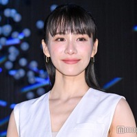 Perfumeあ～ちゃん、美脚スラリのミニスカサンタコス公開 愛犬たちとの自撮りショットに「可愛いが渋滞」「スタイル抜群」の声 画像