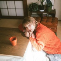 南條愛乃、こたつに入ってのんびりリラックス！日常感のあるナチュラルSHOTを披露 画像